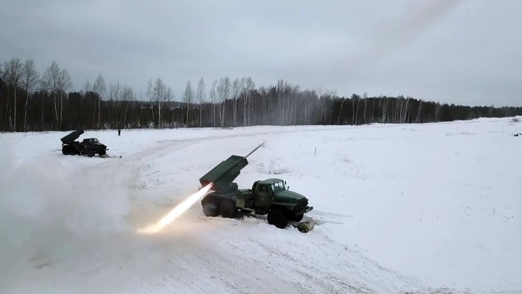 Un lanzacohetes dispara misiles durante tácticas y ejercicios especiales del ejercito Ruso (Photo by Russian Defence Ministry / Handout/Anadolu Agency via Getty Images)