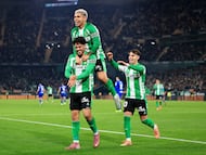 Pablo Fornals y el 'Cucho' Hernández celebran un gol con el Real Betis ante el Getafe CF. FOTO: Fran Santiago/Getty Images