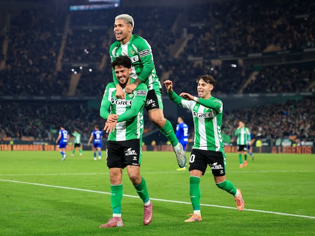 Pablo Fornals y el 'Cucho' Hernández celebran un gol con el Real Betis ante el Getafe CF. FOTO: Fran Santiago/Getty Images