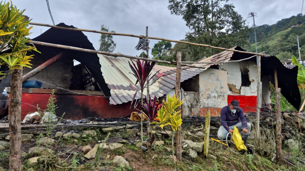 Casa incendiada en zona rural de Marmato (Caldas) donde murió una familia. Foto suministrada.