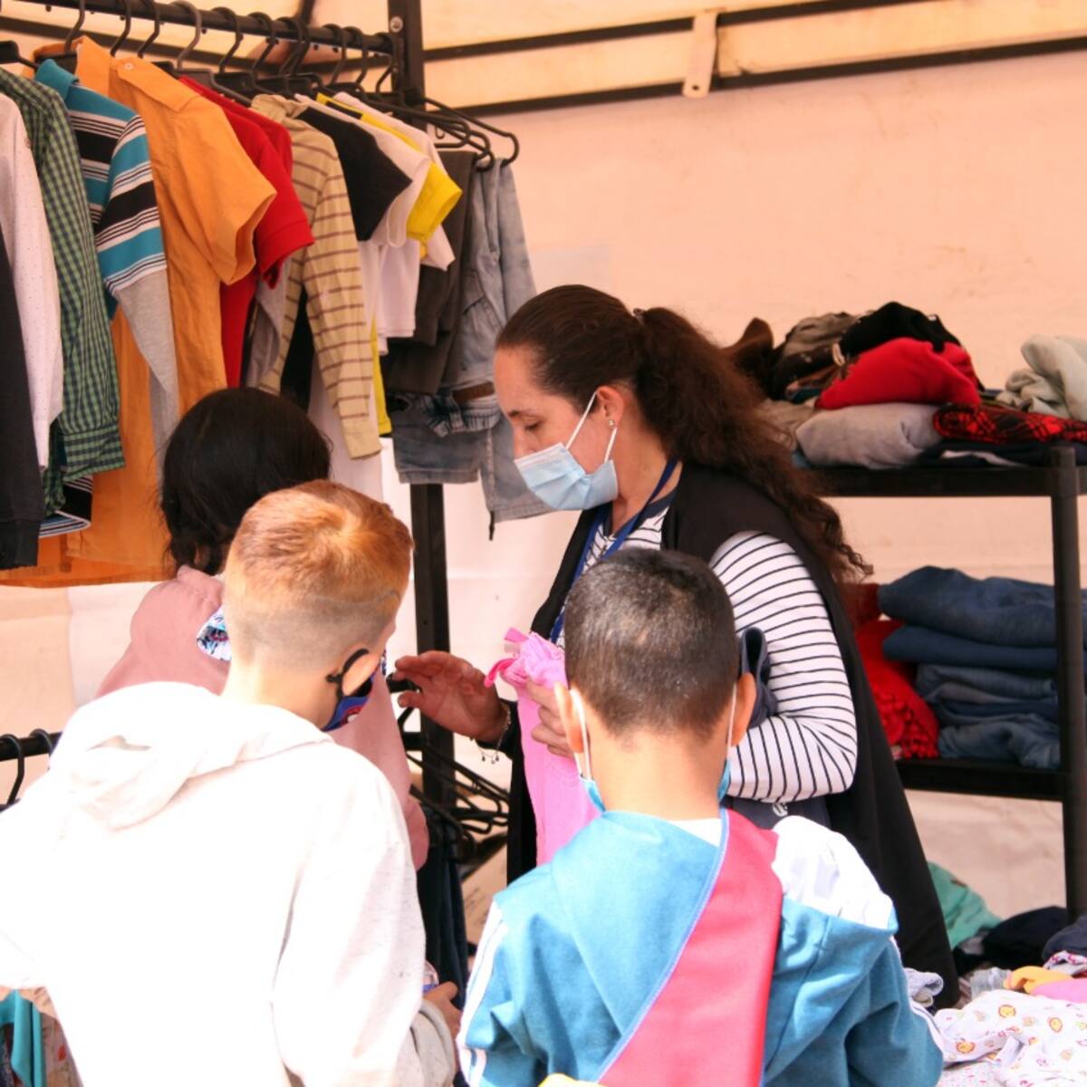 Ropero Solidario: la estrategia del distrito para entregarle ropa a venezolanos en Bogotá