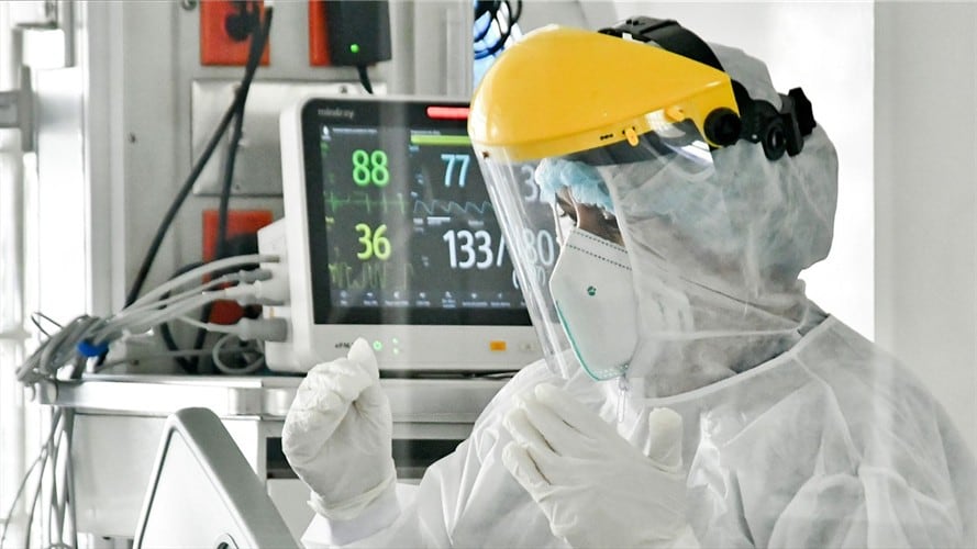 Denuncian presunta “amenaza” de la Alcaldía de Bogotá a médicos. Foto: STR/AFP via Getty Images