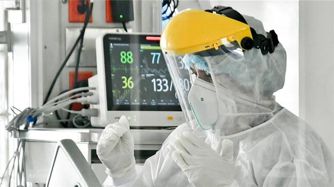 Denuncian presunta “amenaza” de la Alcaldía de Bogotá a médicos. Foto: STR/AFP via Getty Images