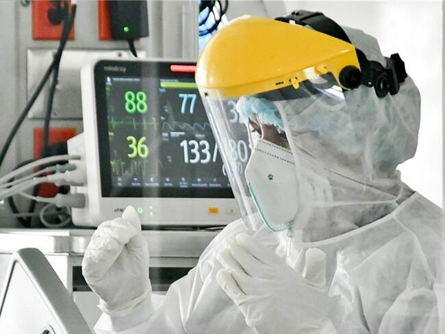 Denuncian presunta “amenaza” de la Alcaldía de Bogotá a médicos. Foto: STR/AFP via Getty Images