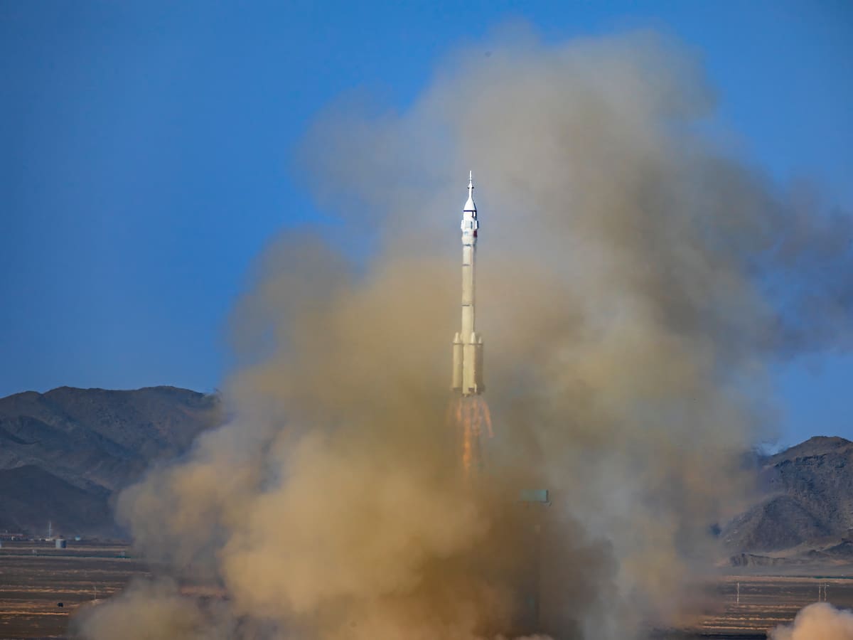 China lanza nave antes de lo previsto para regresar a sus astronautas varados en el espacio