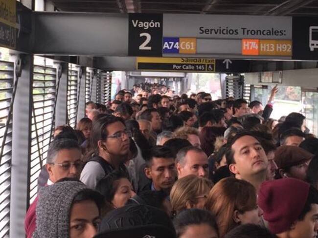 Bus de Transmilenio varado generó retrasos de hora y media en el sistema. Foto: Fabián Romero - W Radio