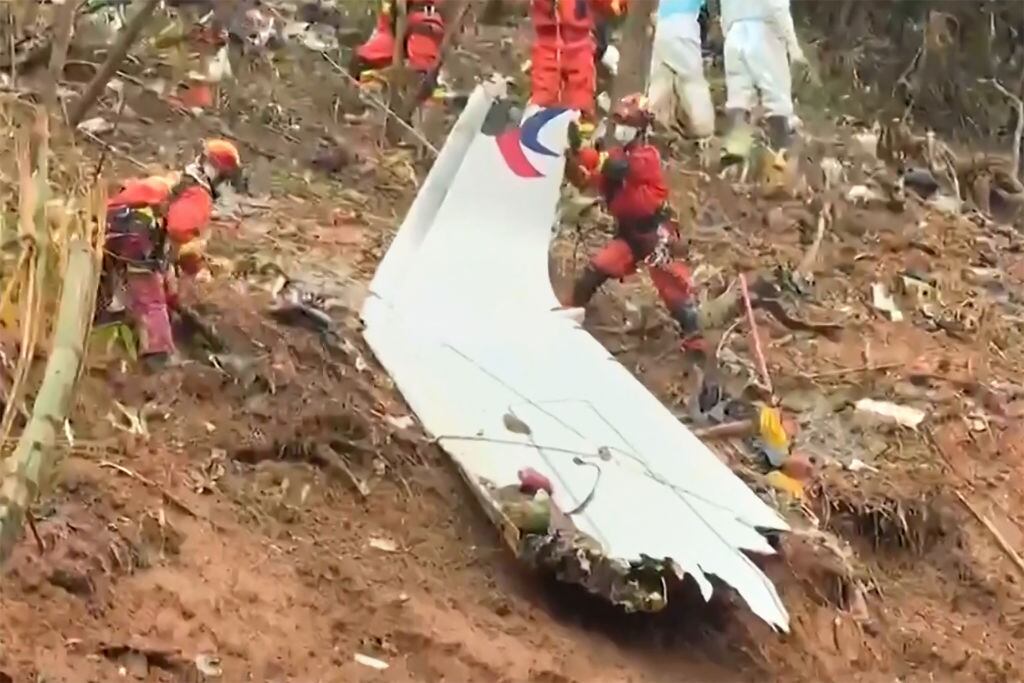 Rescatistas retiran partes del avión que se accidentó en China(Photo by various sources / AFP) / China OUT (Photo by STR/AFPTV/AFP via Getty Images)