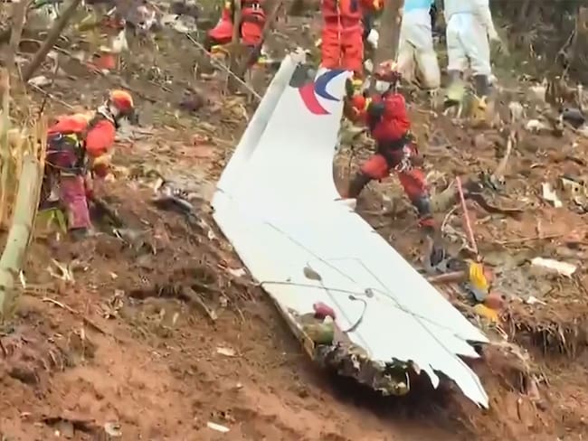Rescatistas retiran partes del avión que se accidentó en China(Photo by various sources / AFP) / China OUT (Photo by STR/AFPTV/AFP via Getty Images)