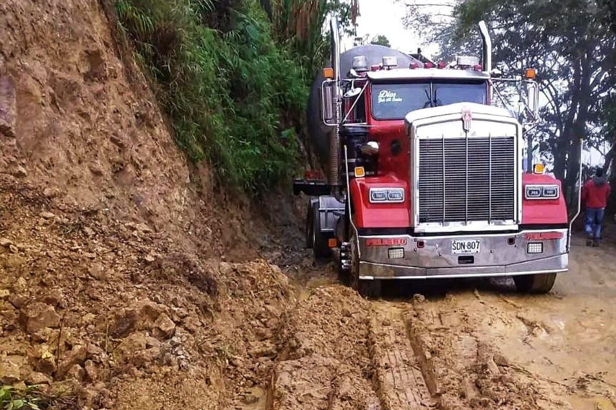 El paso de vehículos de carga generó graves afectaciones y derrumbes. Crédito: Red Apoyo Cauca. 
