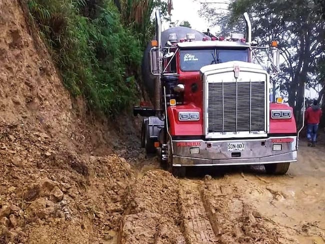 El paso de vehículos de carga generó graves afectaciones y derrumbes. Crédito: Red Apoyo Cauca.
