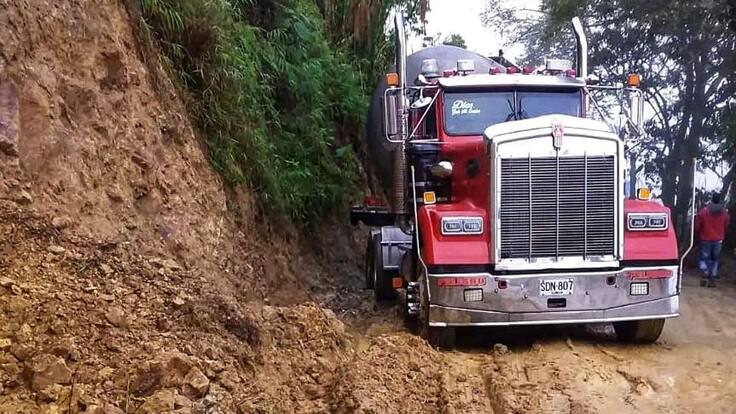 El paso de vehículos de carga generó graves afectaciones y derrumbes. Crédito: Red Apoyo Cauca. 