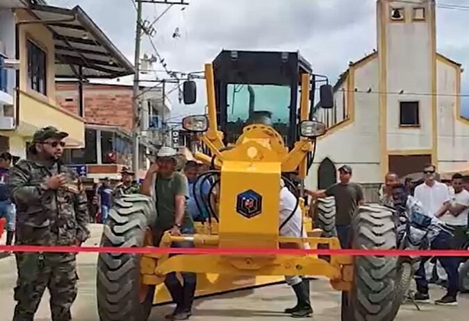 Un integrante de las disidencias de las Farc en entrega de maquinaria. Crédito: Suministrada.