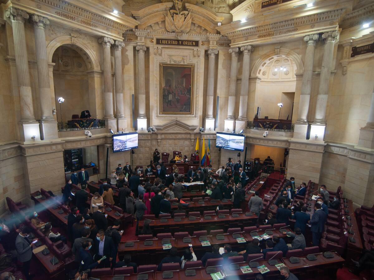 “Hay terror a la verdad”: congresistas debaten sobre diálogos con exparamilitares