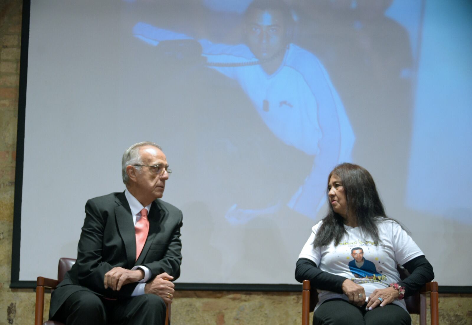 Iván Velázquez en reconocimiento de falso positivo | Foto: MinDefensa