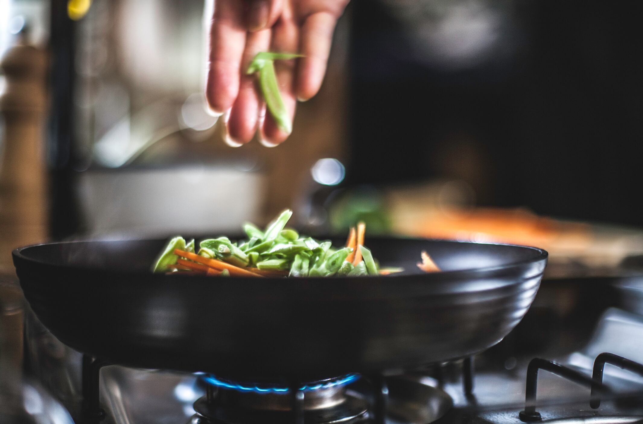 Imagen de referencia de mujer cocinando. Foto: Getty Images.