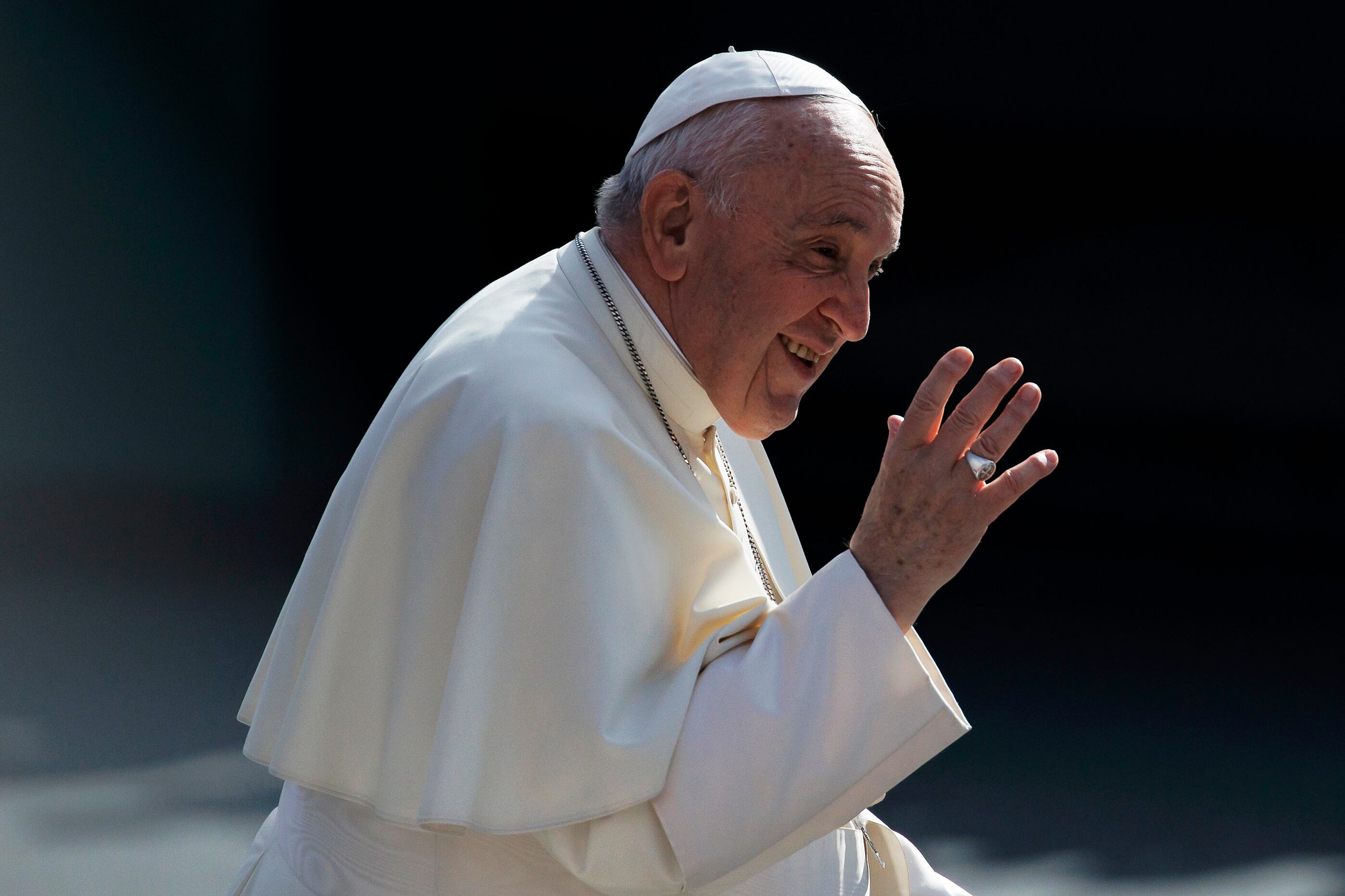 El Papa Francisco saluda a los admiradores cuando llega al Commonwealth Stadium para dar una misa al aire libre el 26 de julio de 2022 en Edmonton, Canadá.  (Photo by Cole Burston/Getty Images)