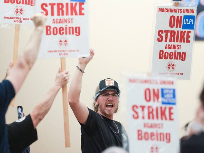 Protesta de trabajadores de Boeing. FOTO: JASON REDMOND/AFP vía Getty Images