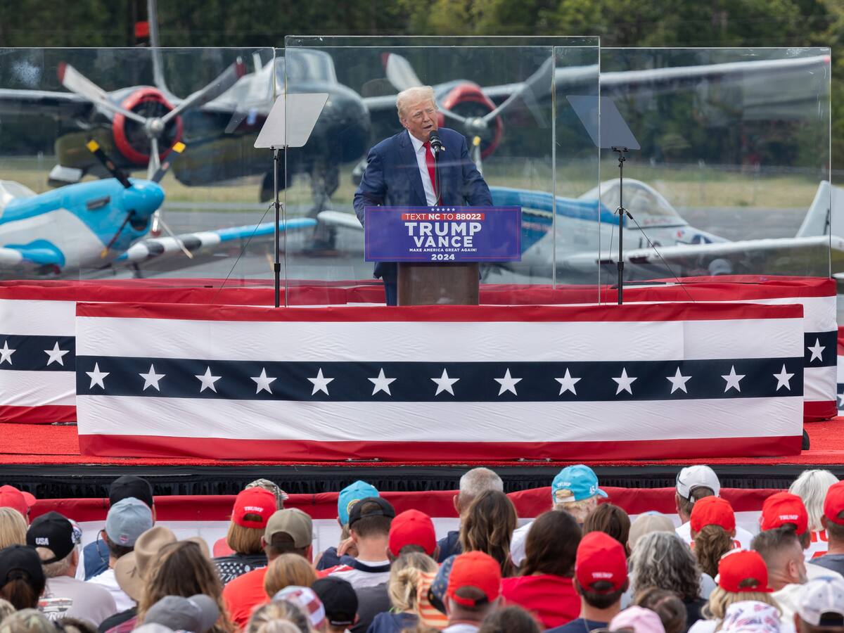 Protegido por vidrio antibalas, Trump realiza primer discurso al aire libre tras el ataque