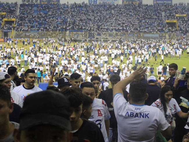 Estampida en estadio de El Salvador: ¿en qué falló la logística del evento?