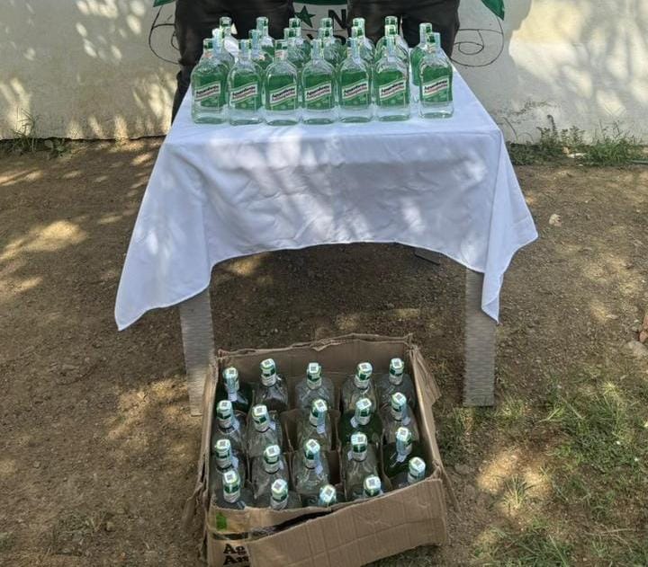 3) Incautan cerca de 40 botellas de licor adulterado que iban a ser distribuidas en un corregimiento de Montería. Foto: Policía Metropolitana de Montería.