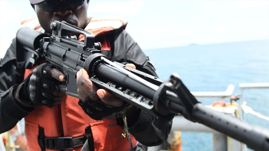 Piratas atacan un barco en el Golfo de Guinea. Foto: PIUS UTOMI EKPEI/AFP via Getty Images