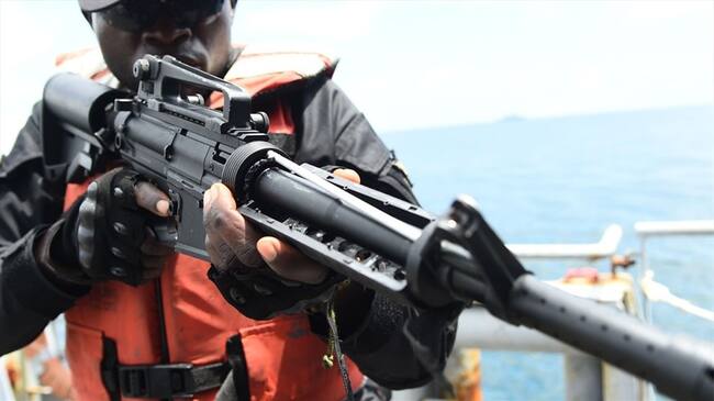 Piratas atacan un barco en el Golfo de Guinea. Foto: PIUS UTOMI EKPEI/AFP via Getty Images