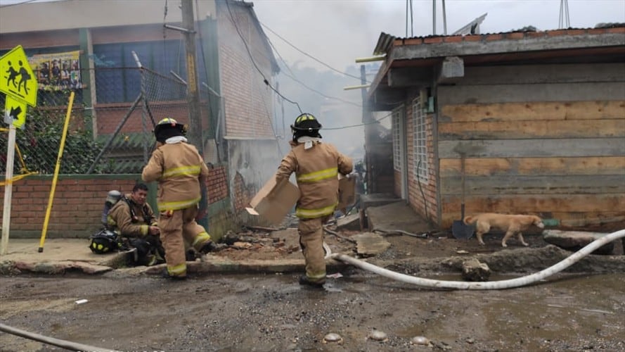 El incendio fue controlado con tres máquinas, dos extintoras, una cisterna y dos ambulancias. Foto: Bomberos Popayán