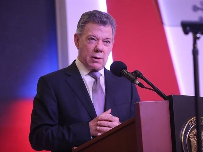 La tripulación del FAC001, el avión presidencial, rindió homenaje al mandatario saliente y premio Nobel de Paz, Juan Manuel Santos Calderón. Foto: Colprensa