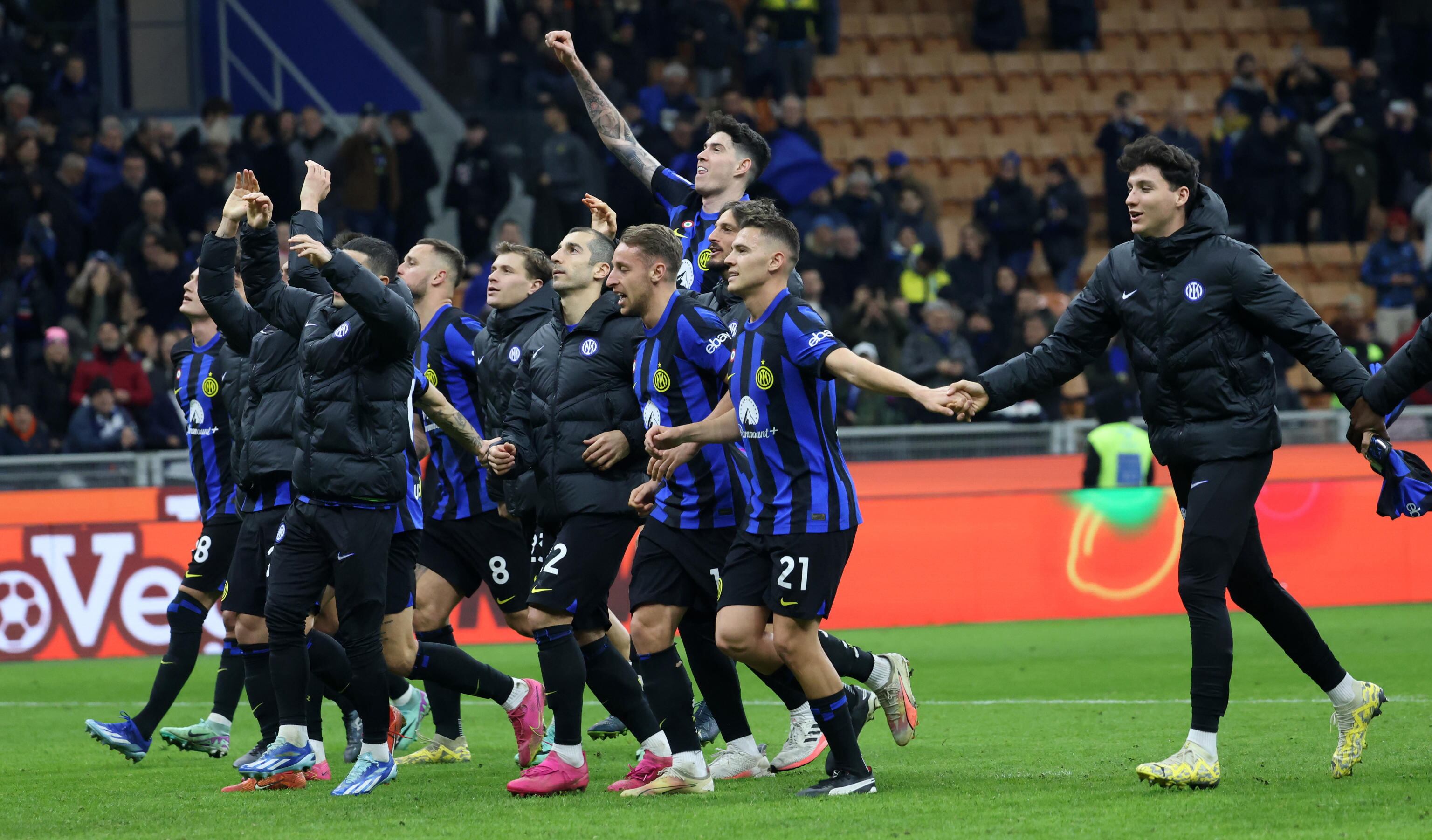 Milan (Italy), 23/12/2023.- Players of Inter celebrate after winning the Italian Serie A soccer match between FC Inter and US Lecce, in Milan, Italy, 23 December 2023. (Italia) EFE/EPA/MATTEO BAZZI