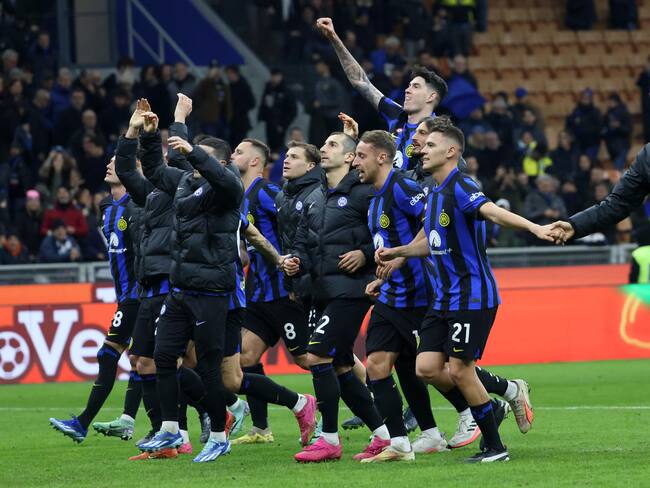 Milan (Italy), 23/12/2023.- Players of Inter celebrate after winning the Italian Serie A soccer match between FC Inter and US Lecce, in Milan, Italy, 23 December 2023. (Italia) EFE/EPA/MATTEO BAZZI
