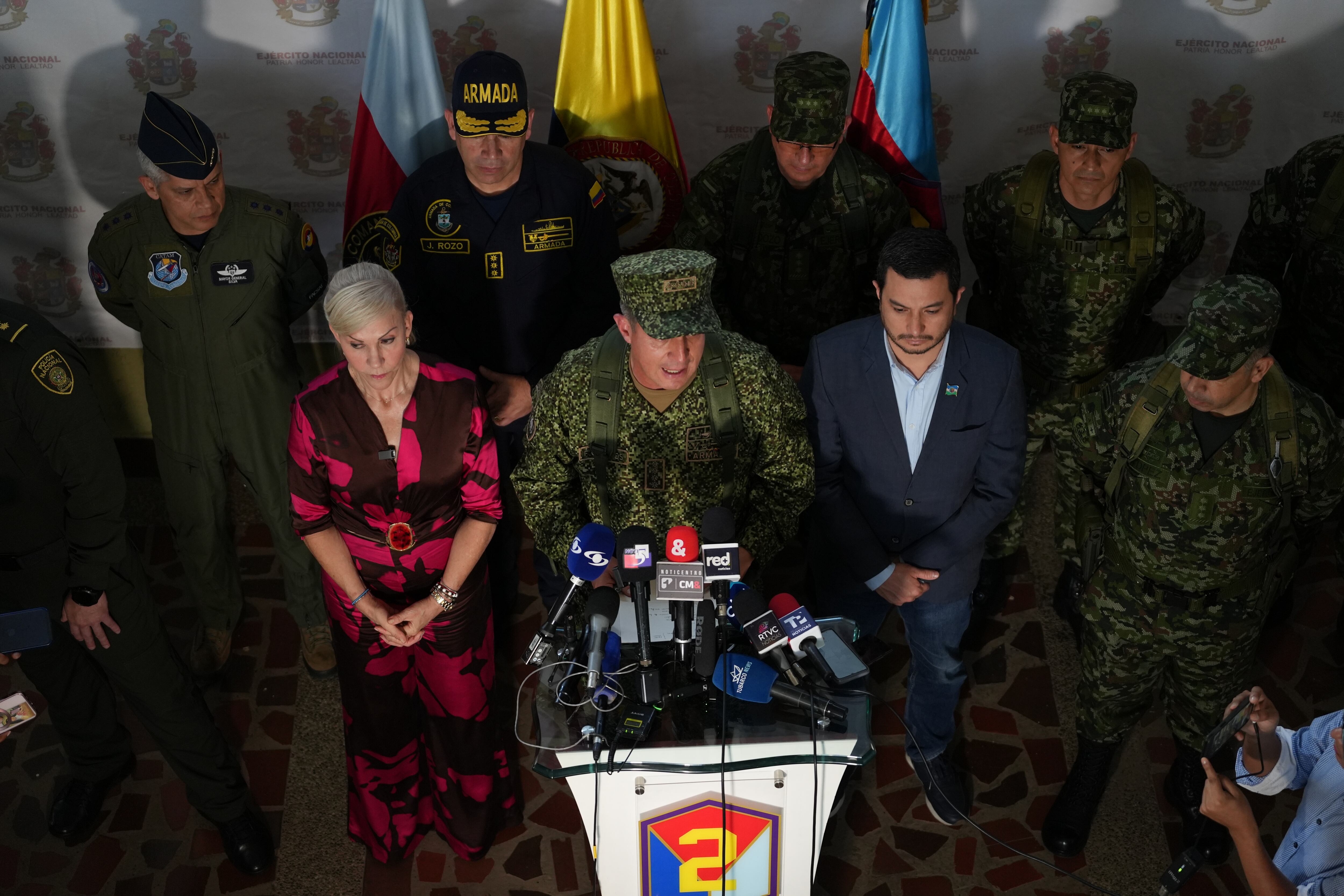 El almirante Francisco Cubides, comandante de las Fuerzas Armadas de Colombia, habla con medios de comunicación luego de una reunión con toda la cúpula militar en la que se trataron temas de seguridad referentes a la organización de COP16, evento de biodiversidad a realizarse en Cali en el mes de octubre, este viernes en Cali (Colombia). EFE/Ernesto Guzmán