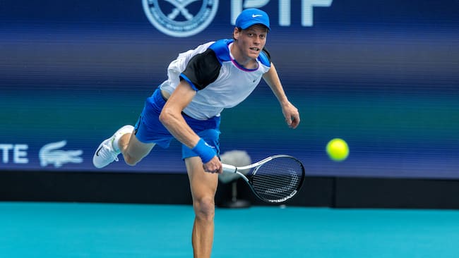 Miami (United States), 27/03/2024.- Jannik Sinner of Italy in action against Tomas Machac of the Czech Republic during their men's quarterfinals match at the 2024 Miami Open tennis tournament, in Miami, Florida, USA, 27 March 2024. (Tenis, República Checa, Italia) EFE/EPA/CRISTOBAL HERRERA-ULASHKEVICH