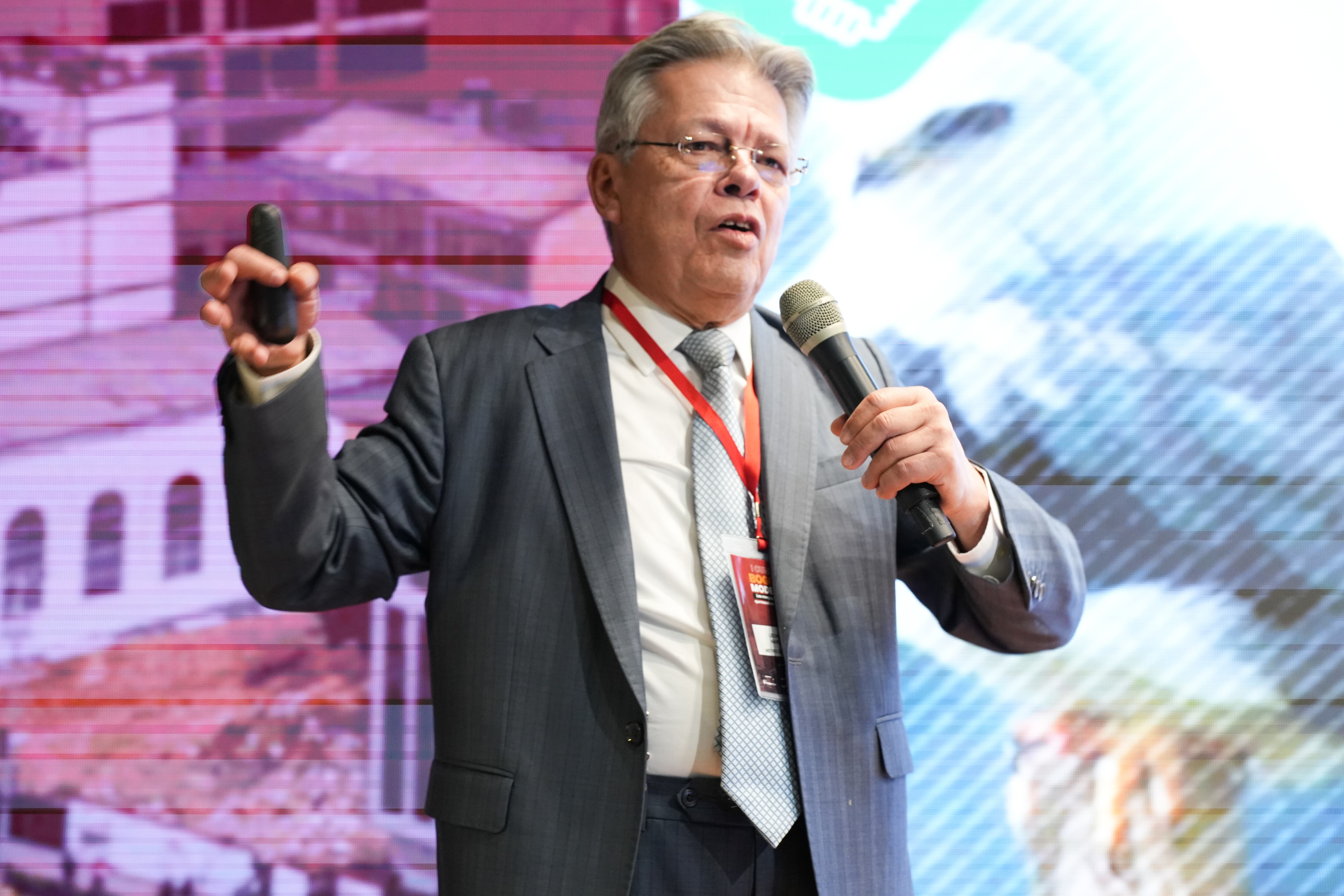 Leónidas Narváez, gerente de la empresa Metro Bogotá, reveló que "con el Metro se dejarán de consumir 19 millones de galones de combustible y se reducirán 172 toneladas de CO₂, el equivalente a tener dos parques Simón Bolívar reforestados”. | Foto: W Radio Colombia