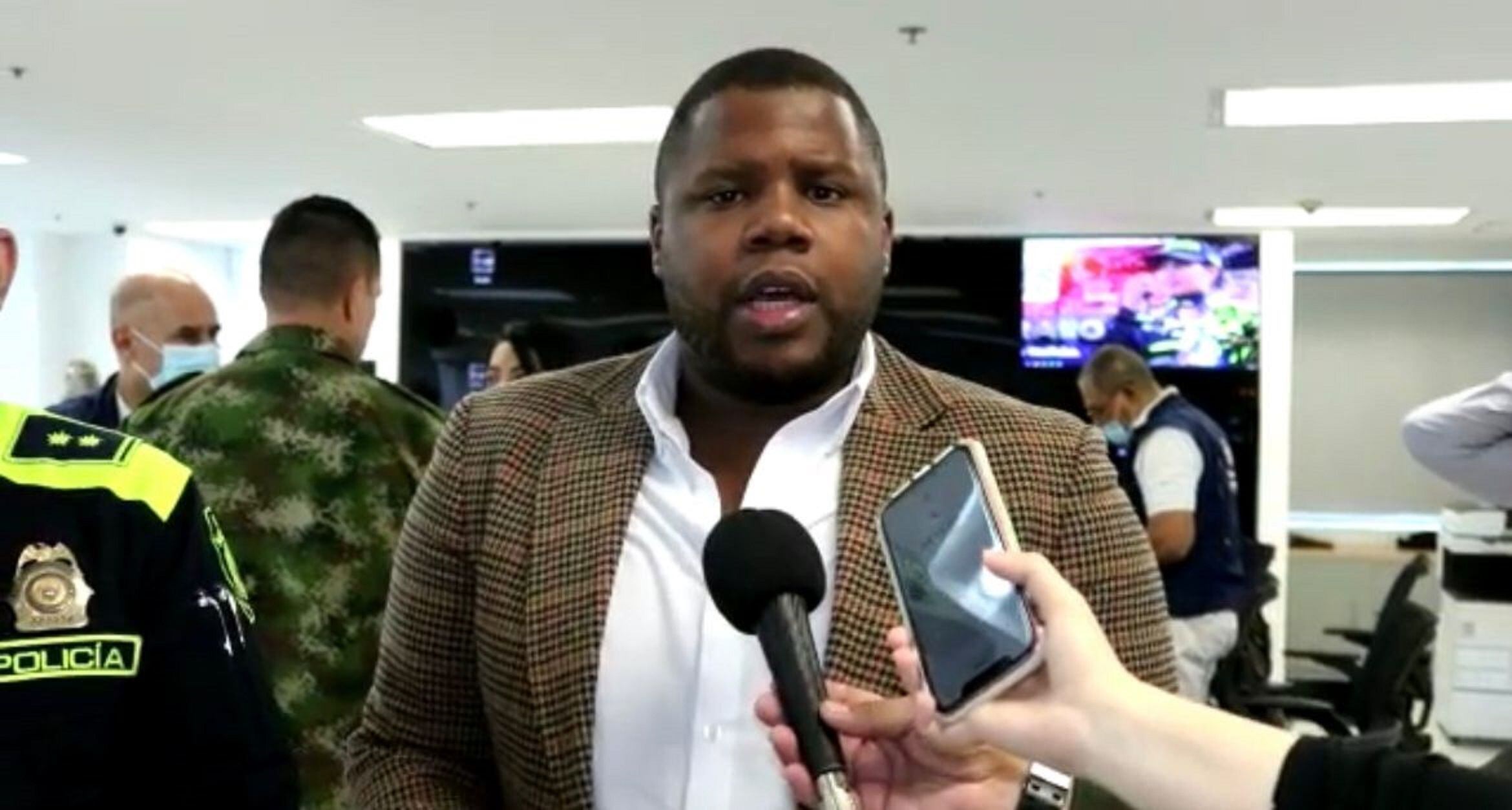 La situación generó enfrentamientos entre Agentes del Esmad y los encapuchados, dejando un uniformado lesionado. Foto: Alcaldía de Cali.