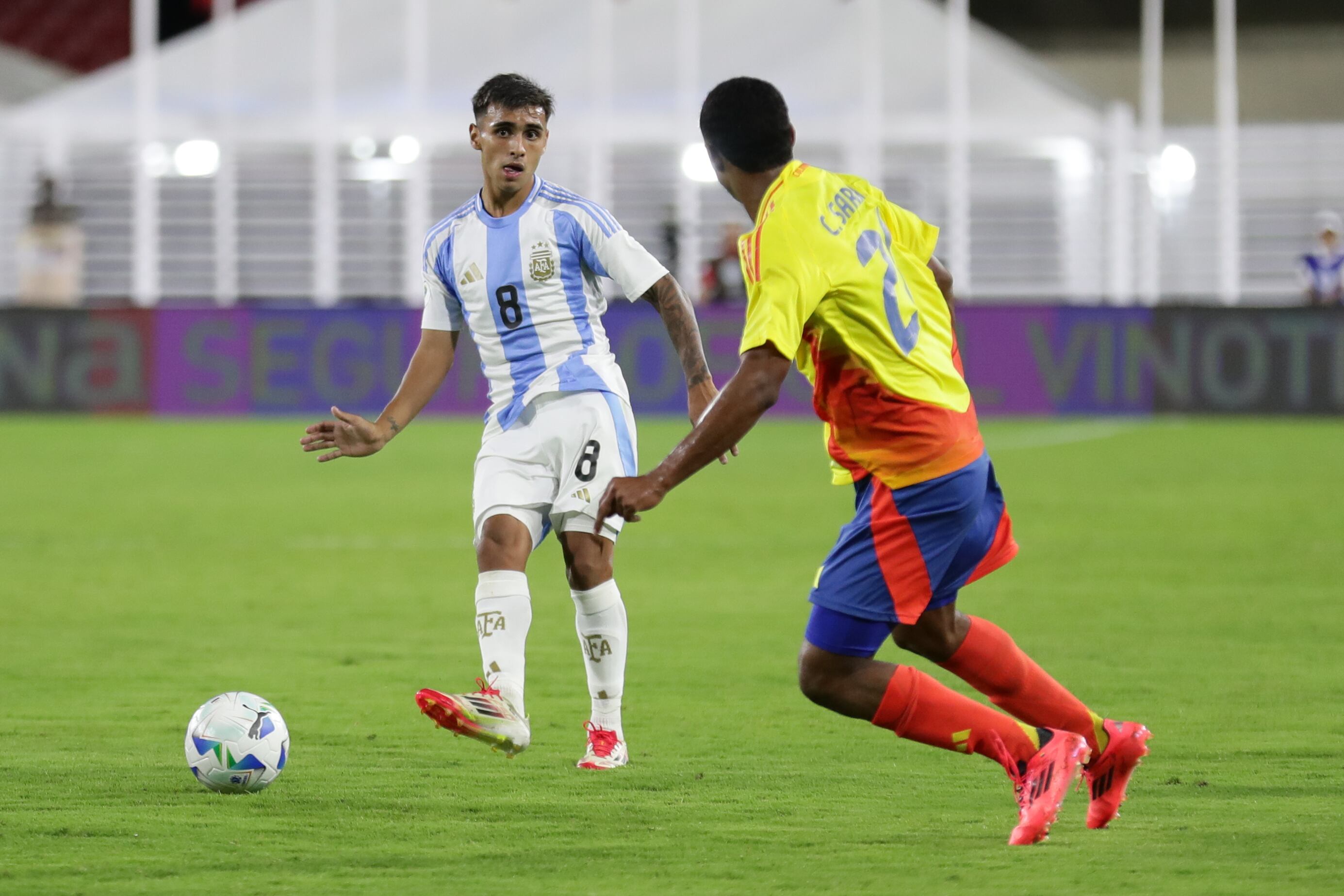 AME8978. CARACAS (VENEZUELA), 10/02/2025.- Milton Delgado de Argentina golpea el balón este lunes, en un partido del hexagonal final del Campeonato Sudamericano sub-20 entre las selecciones de Argentina y Colombia en estadio Brígido Iriarte, en Caracas (Venezuela). EFE/ Ronald Pena R
