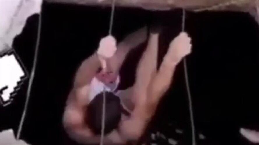 Nadan en un tanque de agua en Girón. Foto:Tomada del video.