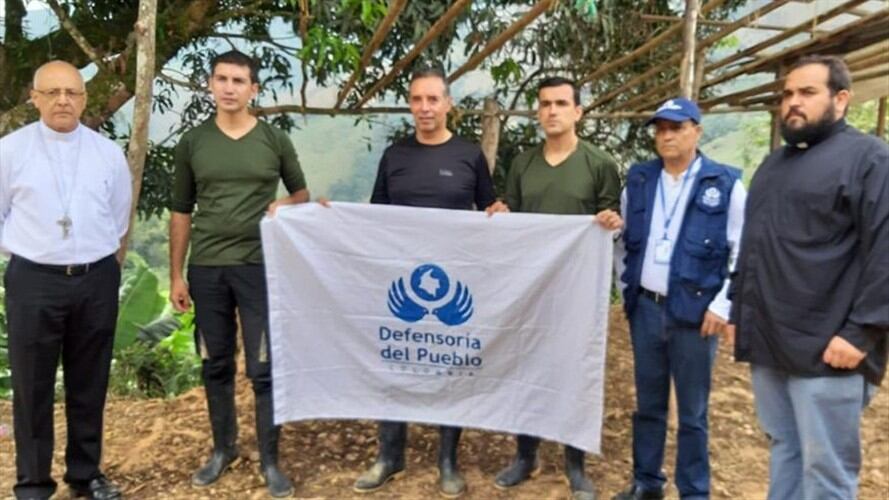 Maxwell Joya, Carlos Quiceno y Julio Díaz habían sido secuestrados por el Eln el pasado 11 de enero, en la zona de Hacar. Foto: Defensoría del Pueblo