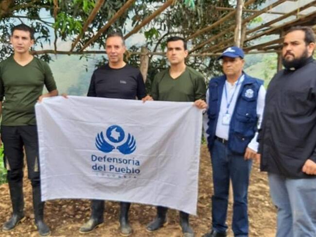 Maxwell Joya, Carlos Quiceno y Julio Díaz habían sido secuestrados por el Eln el pasado 11 de enero, en la zona de Hacar. Foto: Defensoría del Pueblo