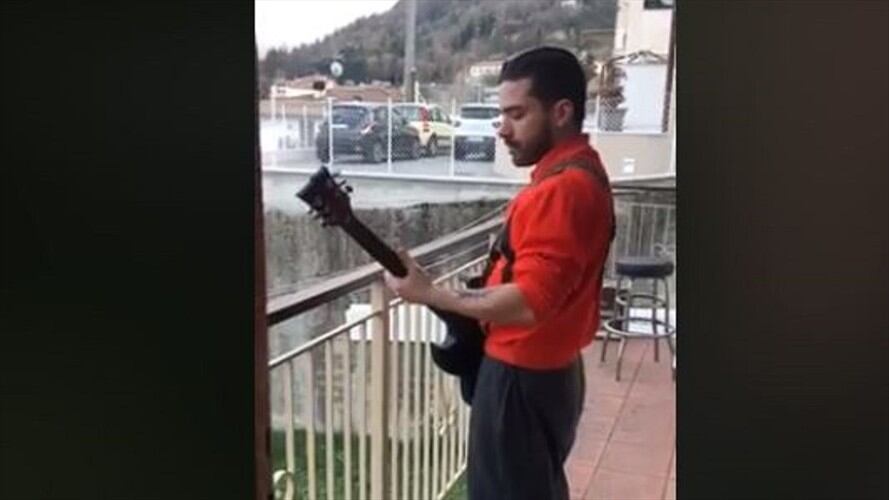Hombre en cuarentena interpretó Raining Blood, de Slayer, desde su balcón. Foto: Captura de pantalla