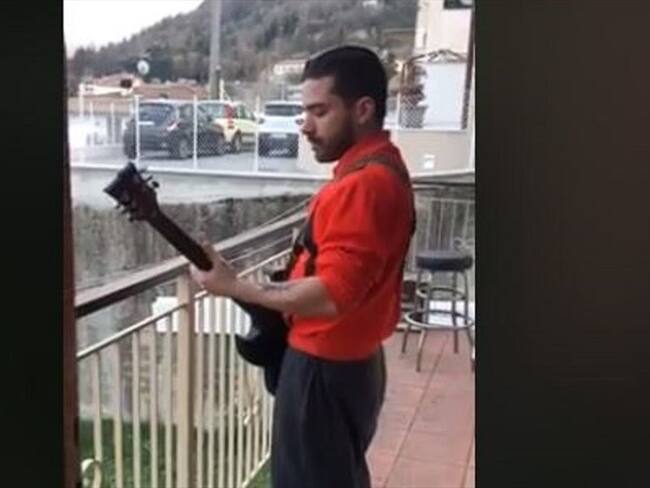 Hombre en cuarentena interpretó Raining Blood, de Slayer, desde su balcón. Foto: Captura de pantalla
