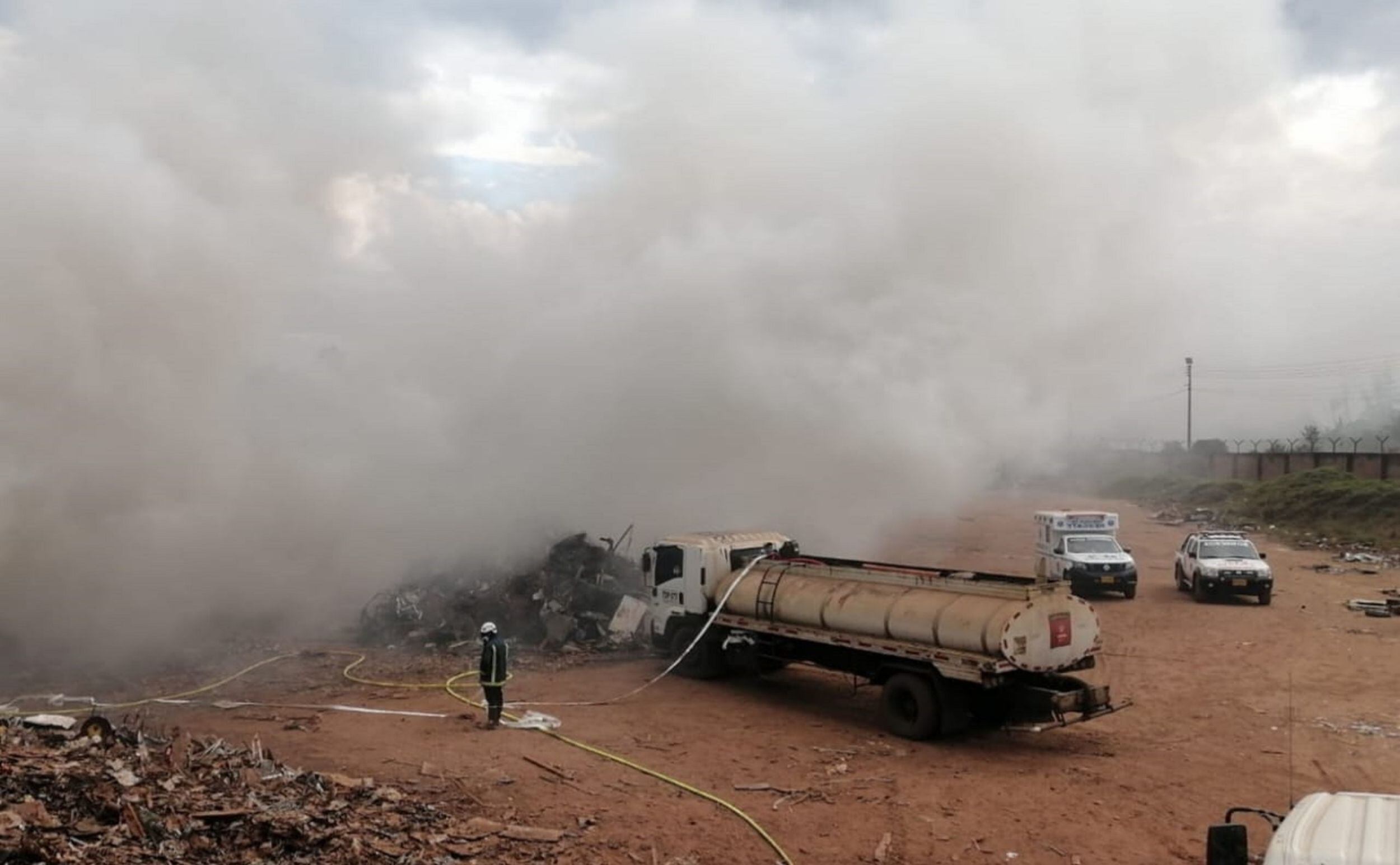 Los organismos de emergencia de Nobsa y de la empresa atienden el incendio. Foto: Alcaldía de Nobsa.