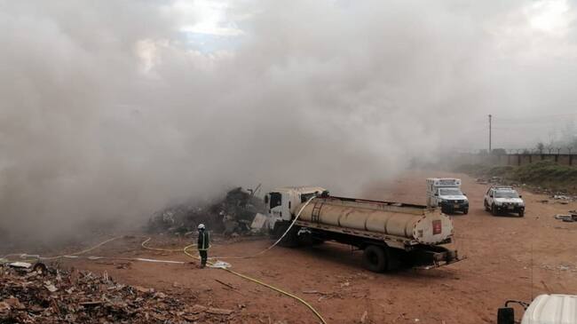 Los organismos de emergencia de Nobsa y de la empresa atienden el incendio. Foto: Alcaldía de Nobsa.