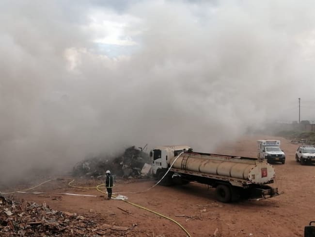 Los organismos de emergencia de Nobsa y de la empresa atienden el incendio. Foto: Alcaldía de Nobsa.