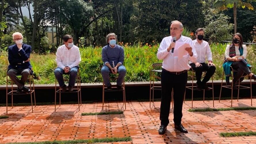Humberto de la Calle, Jorge Enrique Robledo, Juan Manuel Galán, Juan Fernando Cristo y Sergio Fajardo presentaron los nueve principios éticos y cuatro ejes programáticos de Coalición de la Esperanza. Foto: Proporcionada por Lucas Pombo