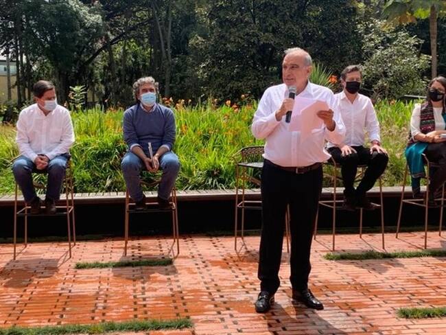 Humberto de la Calle, Jorge Enrique Robledo, Juan Manuel Galán, Juan Fernando Cristo y Sergio Fajardo presentaron los nueve principios éticos y cuatro ejes programáticos de Coalición de la Esperanza. Foto: Proporcionada por Lucas Pombo