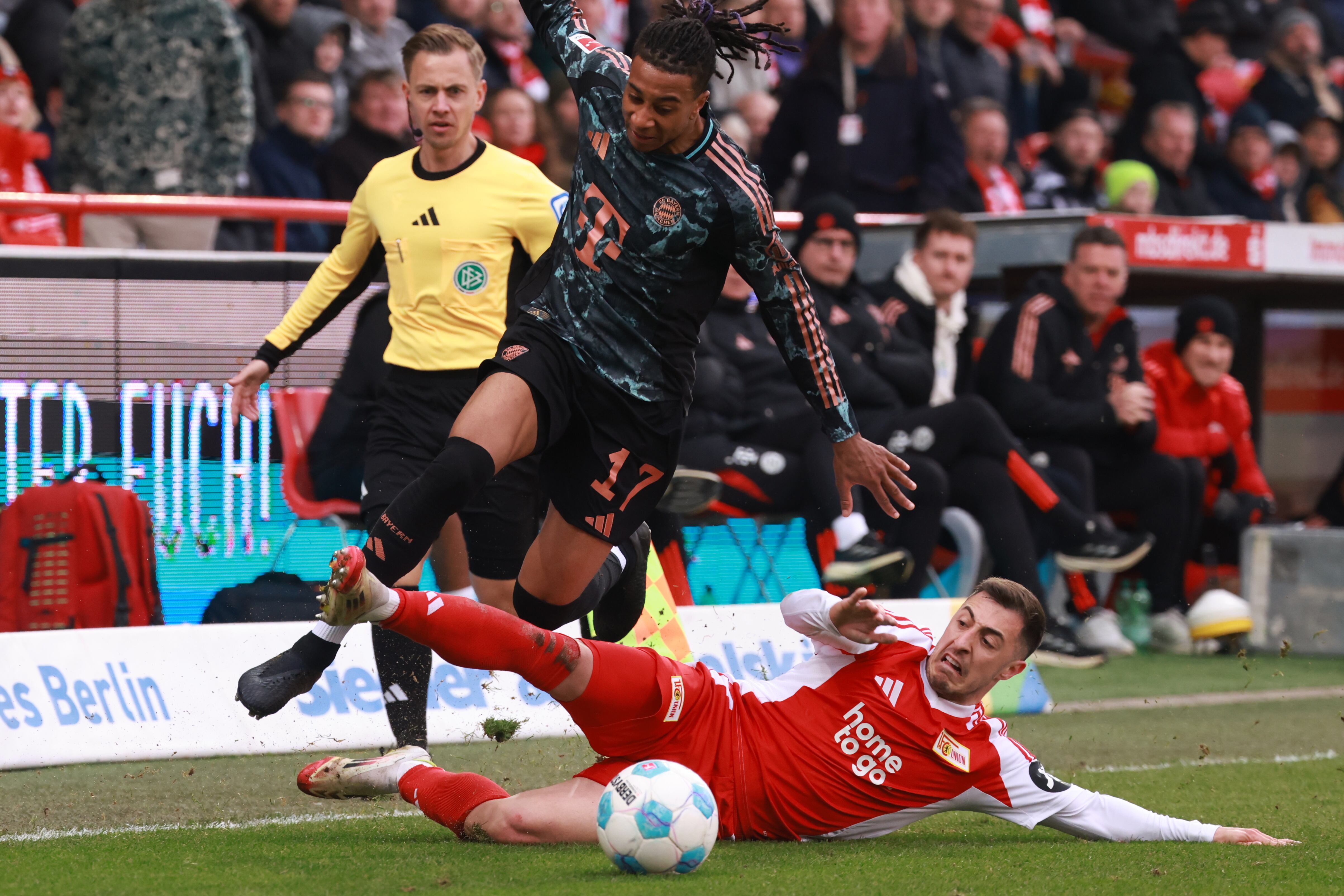 Josip Juranovic y Michael Olise. FOTO: (Alemania) EFE/EPA/CLEMENS BILAN.