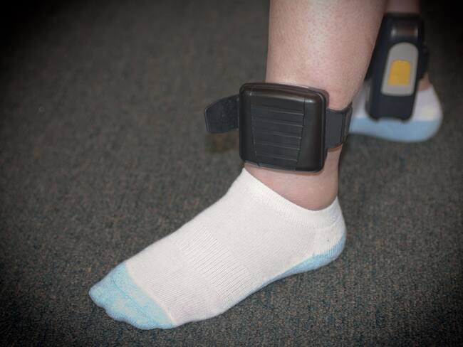 Imagen de referencia de brazaletes de presos en casa por cárcel. Foto: Getty Images.