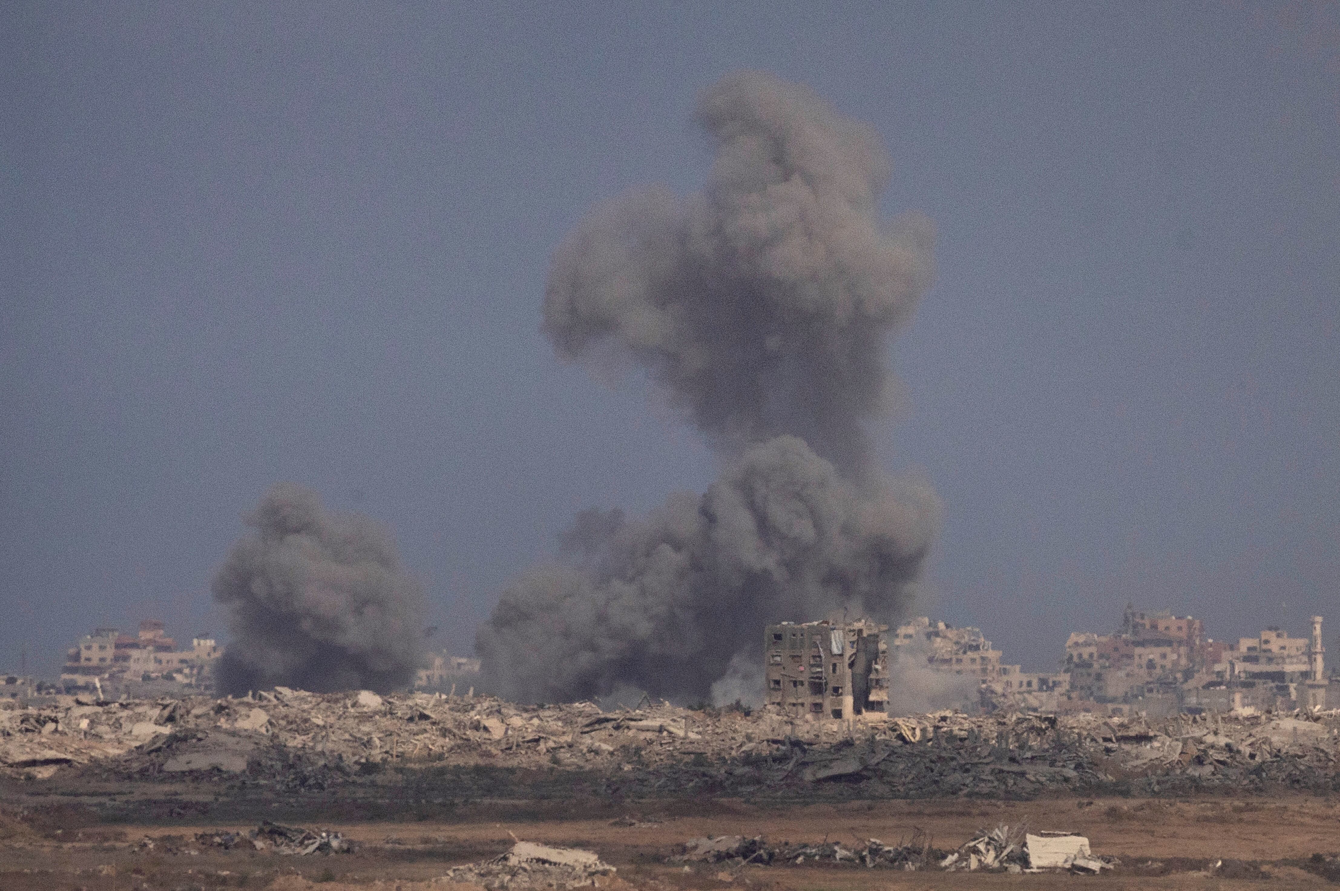 Nube de humo en la Franja de Gaza tras bombardeos israelís. FOTO:  Amir Levy/Getty Images