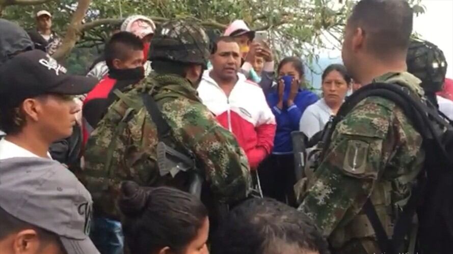 La comunidad rodeó a las tropas y evitó que se llevaran al detenido en un helicóptero . Foto: Ejército Nacional