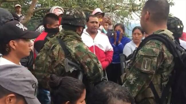 La comunidad rodeó a las tropas y evitó que se llevaran al detenido en un helicóptero . Foto: Ejército Nacional